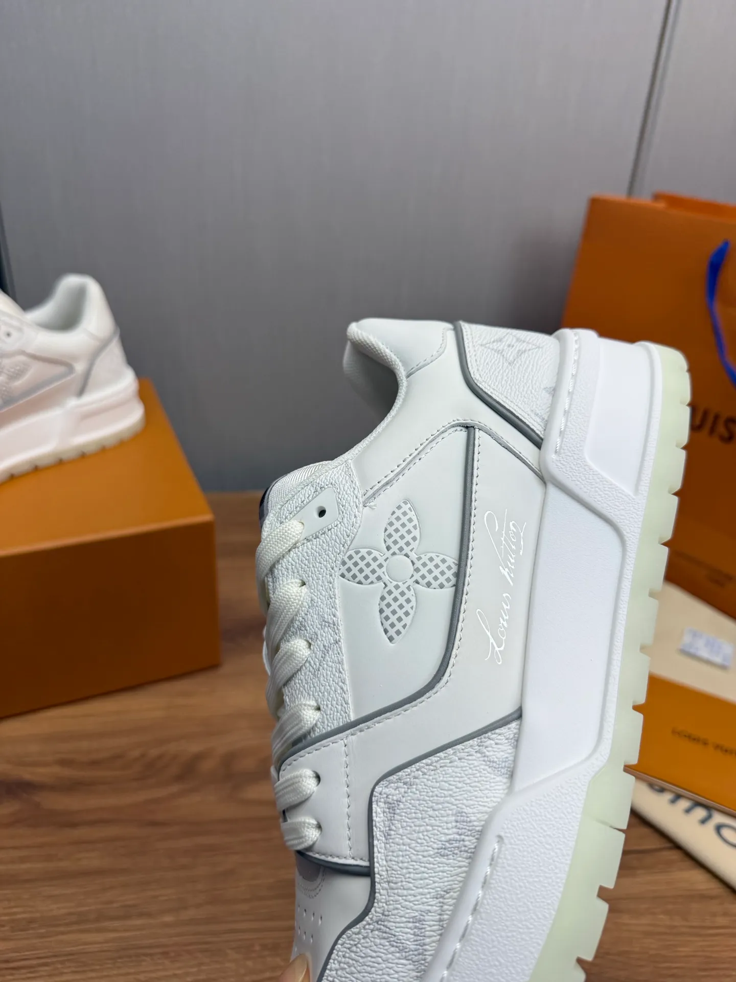 Men's shoes 💰860💰 LV. High version counters are on sale at the same time ⬆️ Men's new sneakers 🔥 The uppers are imported cowhide; "High-end, high-end, classy, ​​noble" workmanship is exquisite (original cowhide is used inside), soles: Original outsole specially provided by the original factory, taken in real life 🎬. Yardage: 38-44. (38.45 can be customized)